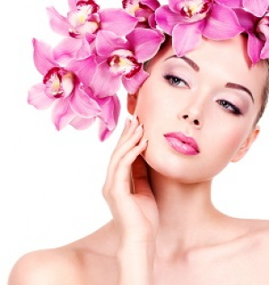 عکس مدل زیبایی گل ارکیده صورتی روی صورت